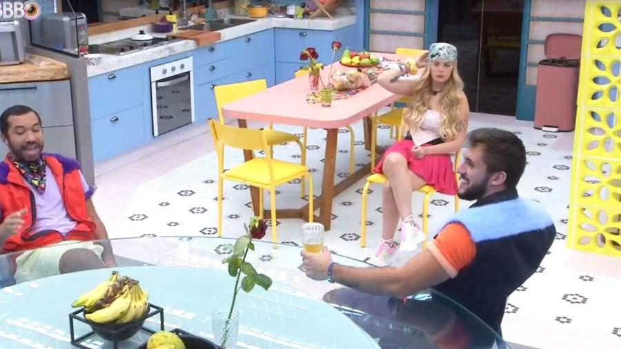 BBB 21: Gil, Viih Tube, Fiuk e Arthur conversam na cozinha antes de festa - Reprodução/ Globoplay