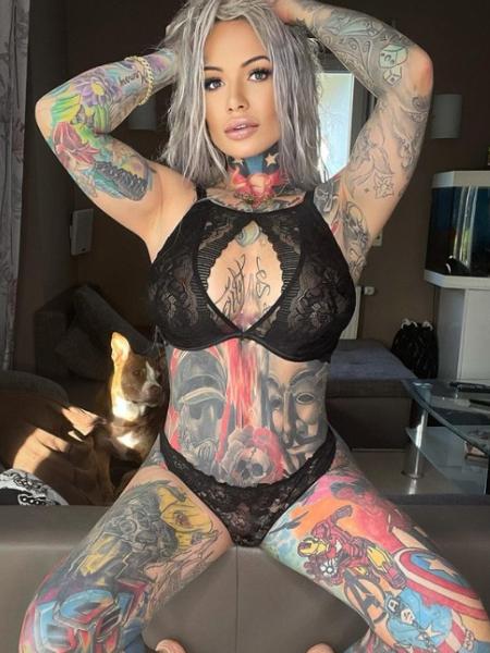 Juliane Förster cobriu seu corpo com tatuagens de personagens dos quadrinhos - Reprodução/Instagram