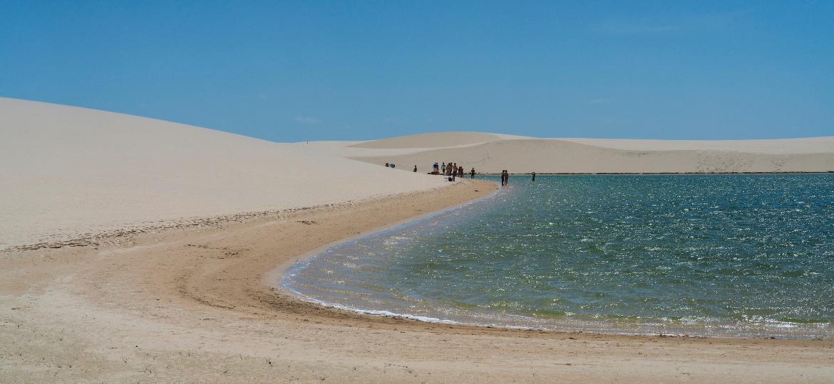 Lagoa entre dunas em Atins, no Maranhão, lugar que tem conquistado mais turistas brasileiros - Getty Images/iStockphoto