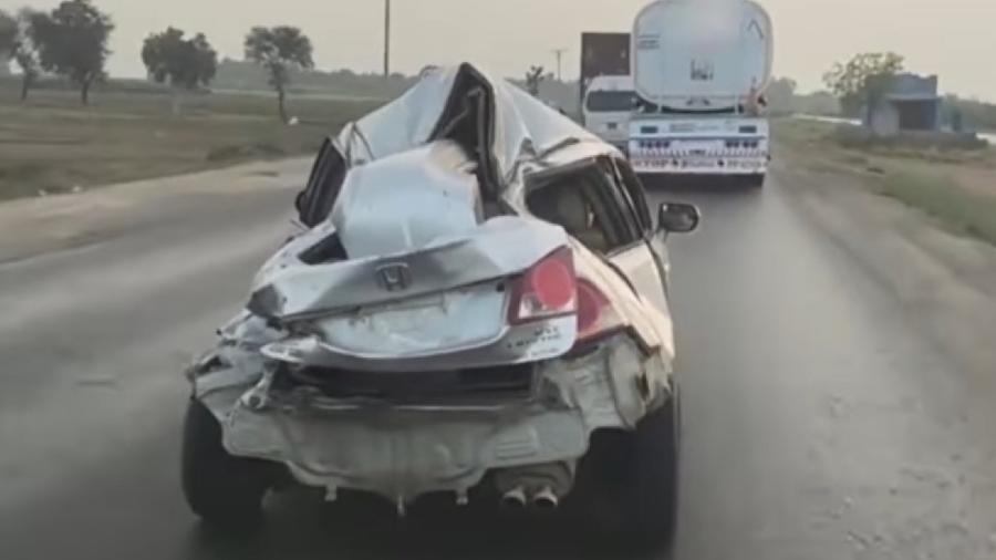 Honda Civic destruído é flagrado tarfegando em estrada - Reprodução