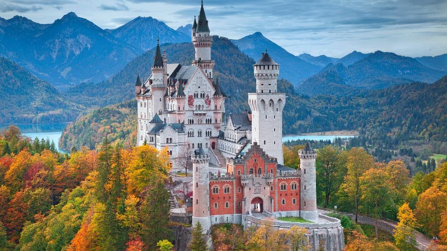 Neuschwanstein, na Alemanha, não apenas inspirou o Castelo da Cinderela como está na logomarca da Disney - RudyBalasko/Getty Images