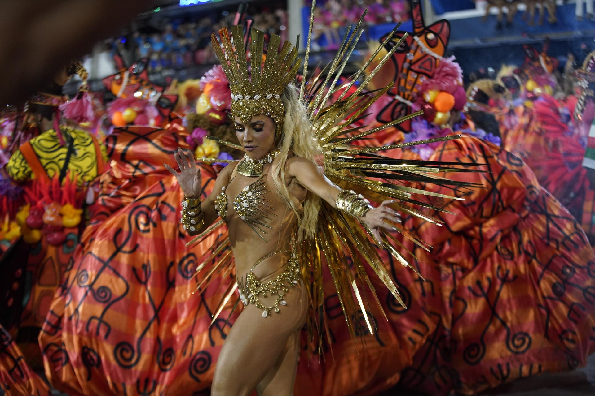 Monique Alfradique em desfile - Ricardo Borges/UOL