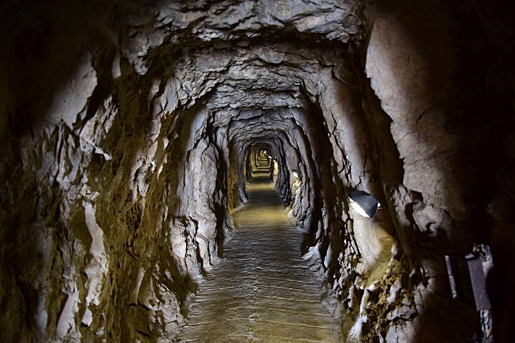 Um túnel sob a rocha de Gibraltar - LorenFFile/Getty Images/iStockphoto - LorenFFile/Getty Images/iStockphoto