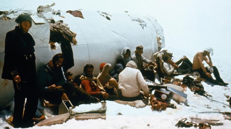 Sobreviventes do acidente dos Andes descansam ao lado dos destroços do avião
