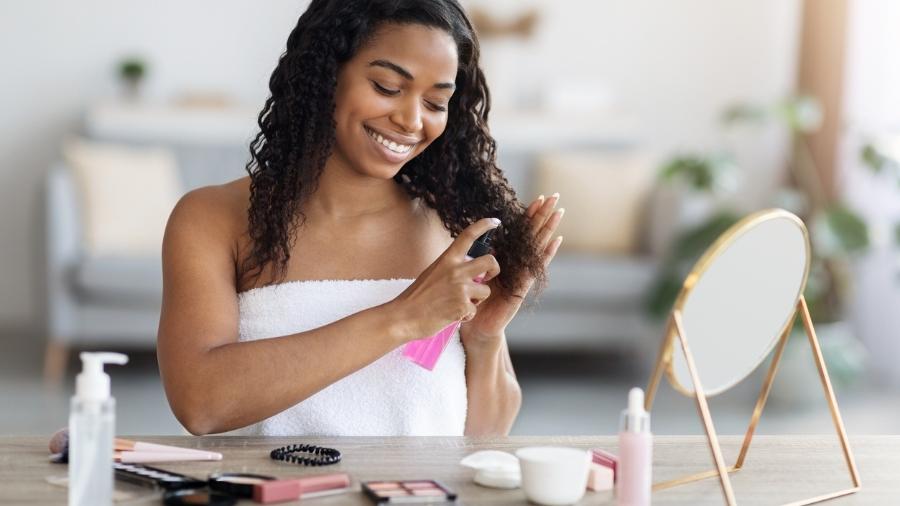 Hidratação do cabelo combate o ressecamento e dá brilho e maciez aos fios - iStock