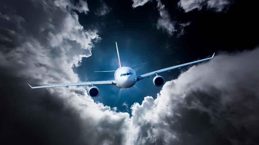 Avião em pleno voo - Getty Images/iStockphoto
