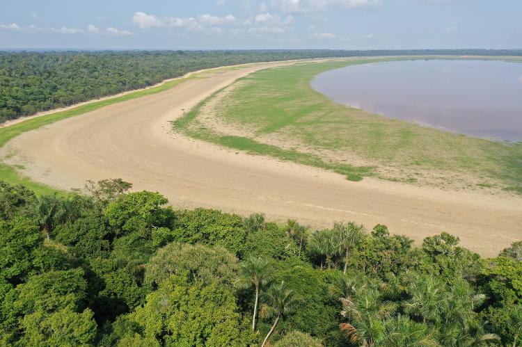 Lago do Prato em novembro de 2023, durante seca histórica no Amazonas