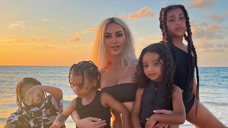 Kim Kardashian relata desafios de maternidade solo com quatro filhos