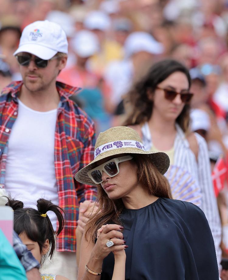 Ryan Gosling e Eva Mendes em meio à torcida nas Olimpíadas de Paris