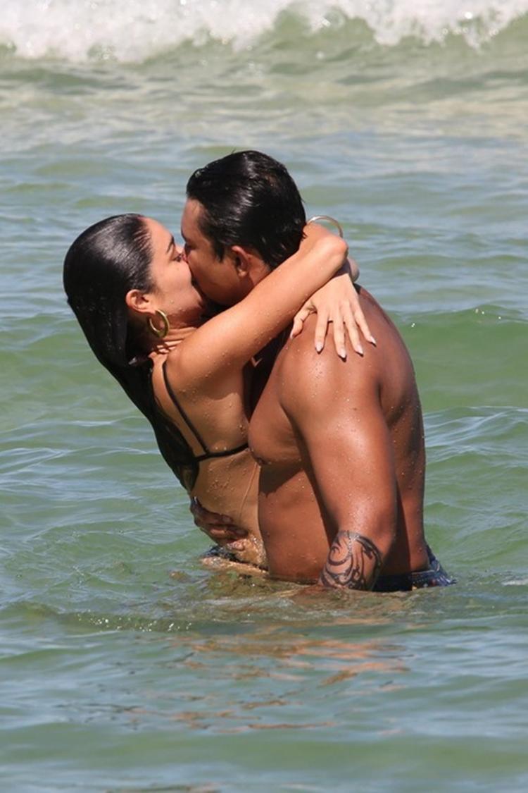 Xamã e Sophie Charlotte se beijam em praia