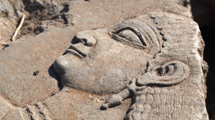 Artefato danificado no sítio arqueológico de Nimrud, ao sul de Mossul