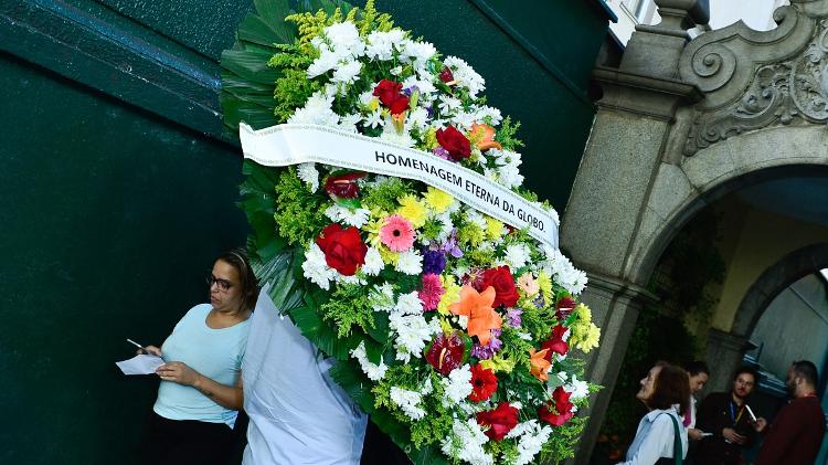 Rede Globo envia coroas de flores no velório Francisco Cuoco Rede Globo envia coroas de flores no velório Francisco Cuoco