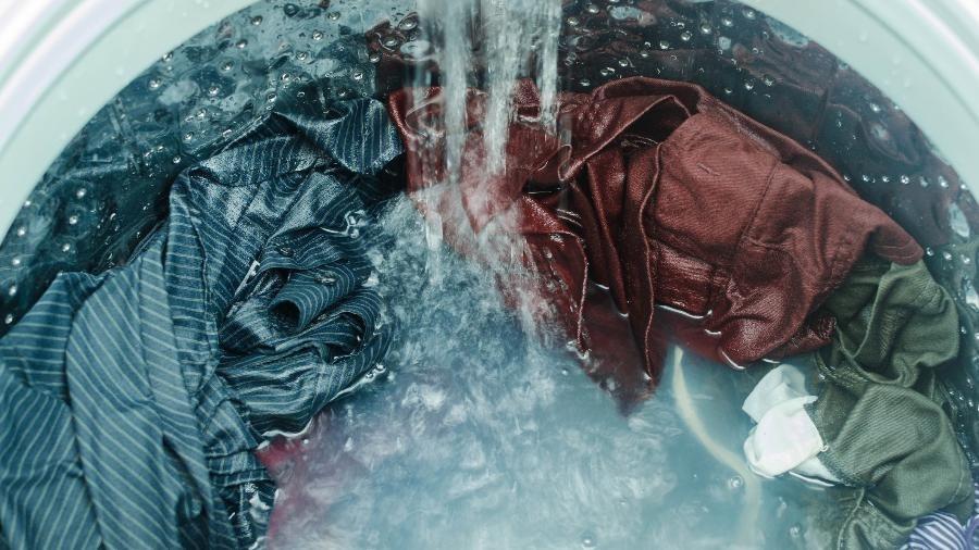 Vinagre será o seu maior aliado para eliminar os fiapos das suas roupas -- tanto com elas já secas ou ainda molhadas Vinagre será o seu maior aliado para eliminar os fiapos das suas roupas -- tanto com elas já secas ou ainda molhadas