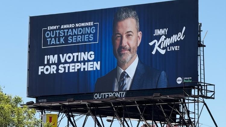 Outdoor de Jimmy Kimmel fazendo campanha pela vitória de Stephen Colbert no Emmy