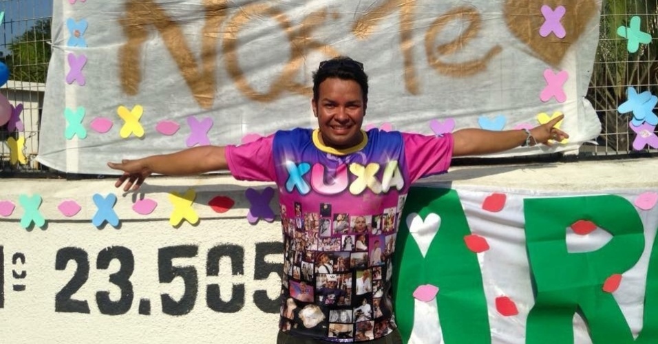 17.ago.2015 - O fã Henrique Thadeu posa com camiseta personalizada e cartaz em frente ao Recnov na Record, no Rio de Janeiro