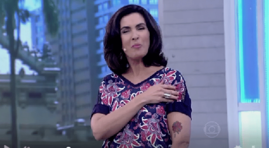 19.ago.2015 - Fátima Bernardes exibe nova tatuagem