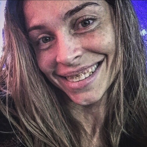 26.ago.2015 - Grazi Massafera aparece com dentes podres e cabelos sujos em foto caracterizada como Larissa de "Verdades Secretas"