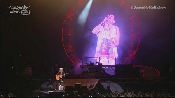 18.set.2015 - Em um dos momentos mais emocionantes do show, o guitarrista Brian May cantou "Love of My Life" apenas com um violão e ao final uma imagem de Freddie Mercury concluiu a música - Reprodução