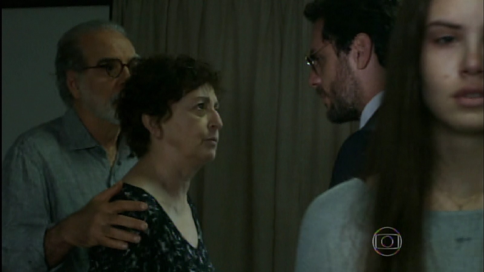 25.set.2015 - Yuda se revolta com a presença de Alex no velório da filha e expulsa o empresário - Reprodução /Globo