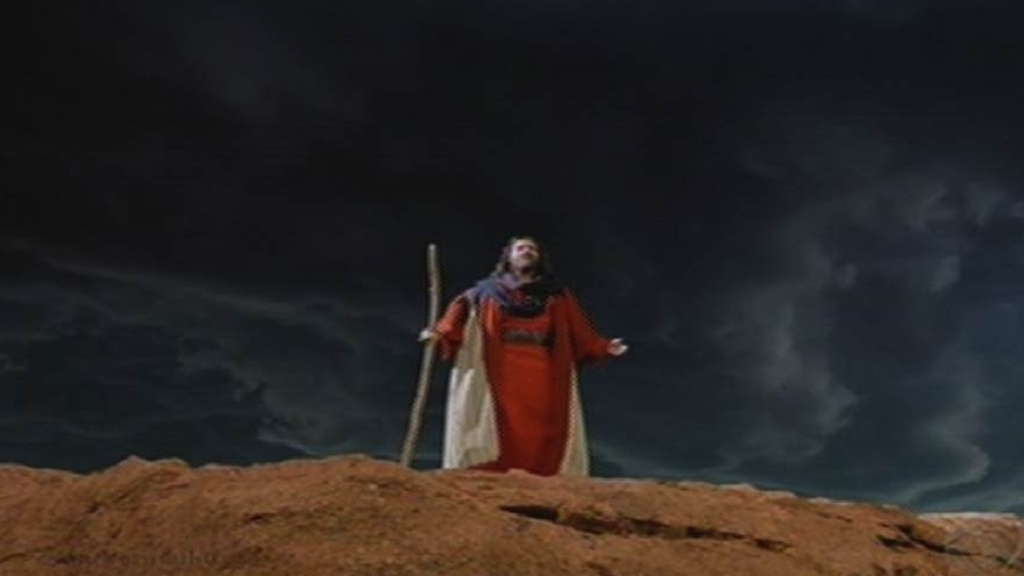 10.nov.2015 - Assustado com a proximidade do exército egípcio, Moisés ouve a voz de Deus em "Os Dez Mandamentos" - Reprodução/Record