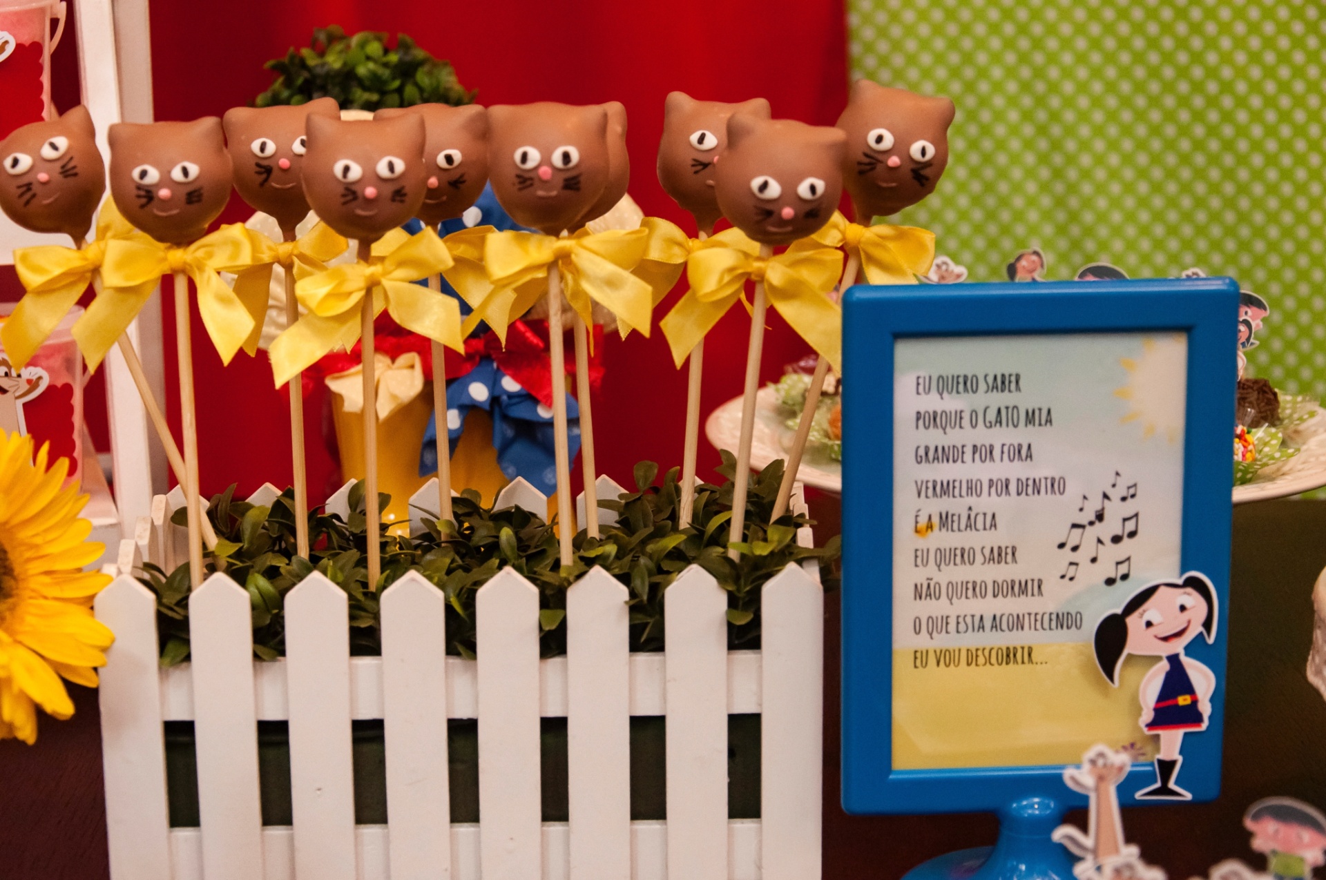 Como a aniversariante passa o dia todo cantarolando a música-tema do desenho, Rosângela Ribeiro, da Mariah Festas, fez questão de colocar a letra em porta-retratos espalhados pela mesa. Inspirada na canção, Claudia Morita (www.facebook.com/claumeldocesartesanais) fez "popcakes" (bolo no palito, em inglês) de gatinhos com recheio de chocolate com ganache - George Montezani Fotografia