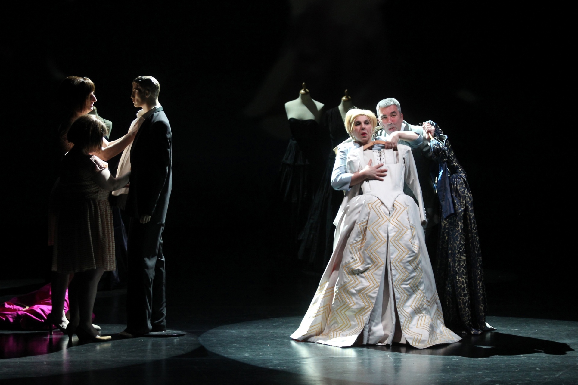 4.mar.2016 - "Cinderela" na abertura da 3ª Mostra Internacional de Teatro de São Paulo no Auditório Ibirapuera - Sergio Castro