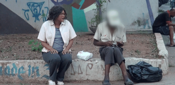 Geisy Arruda conversa com morador de rua no quadro "Teste da Vida Real" - Divulgação/Record - Divulgação/Record