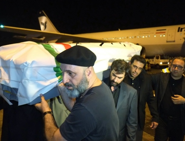 Ator iraniano Shahab Hossein carrega corpo de Abbas Kiarostami no aeroporto de Teerã - Babak Borzouyeh/AFP Photo