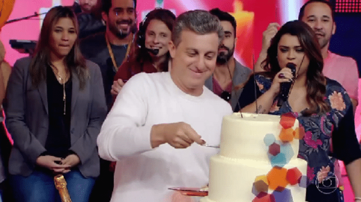 3.set.2016 - A mulher Angélica prestou uma homenagem aos 45 anos do marido, o apresentador Luciano Huck, durante o "Caldeirão do Huck", da Globo, exibido na tarde deste sábado (3) - Reprodução/TV Globo