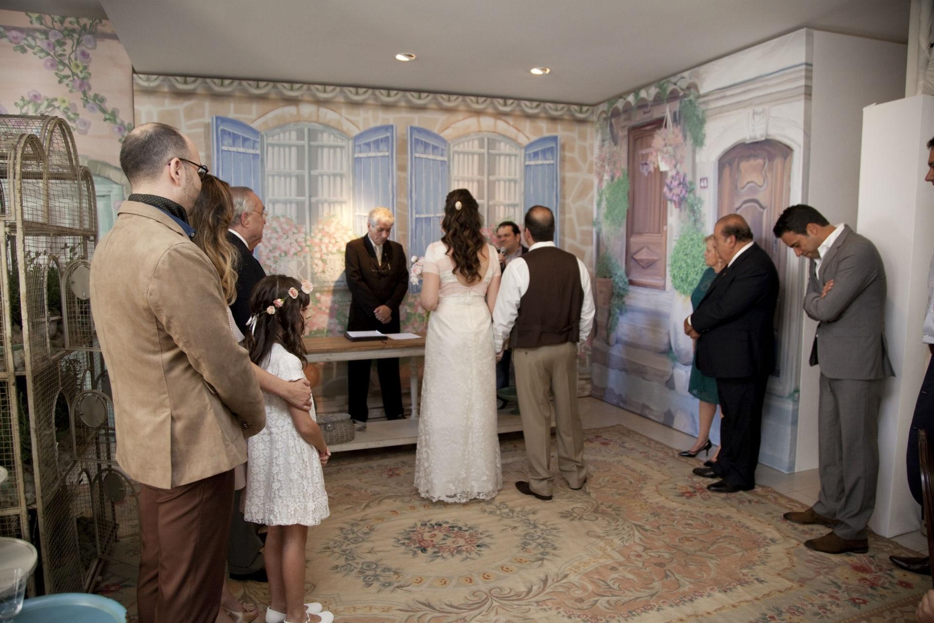 Para fazer a enxutíssima lista, Bruna Beraldo adotou o critério de real proximidade dos convidados com o casal e chamou apenas pais, irmãos, padrinhos e melhores amigos de ambos lados para a celebração de seu casamento. Os noivos receberam as bênçãos no salão de festas do prédio onde vivem, em São Paulo (imagem de personagem, usar apenas no respectivo material) - Maíra Preto/ Divulgação