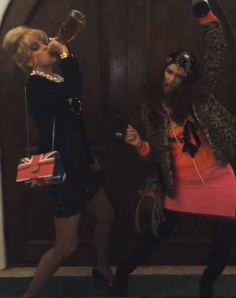 28.out.2016 - A atriz Jessica Alba (à dir.) se fantasiou como personagem da série "Absolutamente Fabulosas" para festa de Halloween, em Los Angeles - Reprodução/Instagram