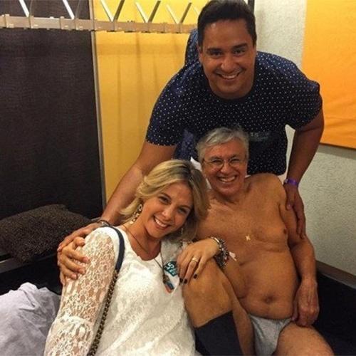 Caetano Veloso de cuequinha e meia ao lado de Carla Perez e Xandy foi uma das melhores fotos que você viu em 2015. O registro foi feito na Suíçac - Reprodução/Instagram/paulalavigne