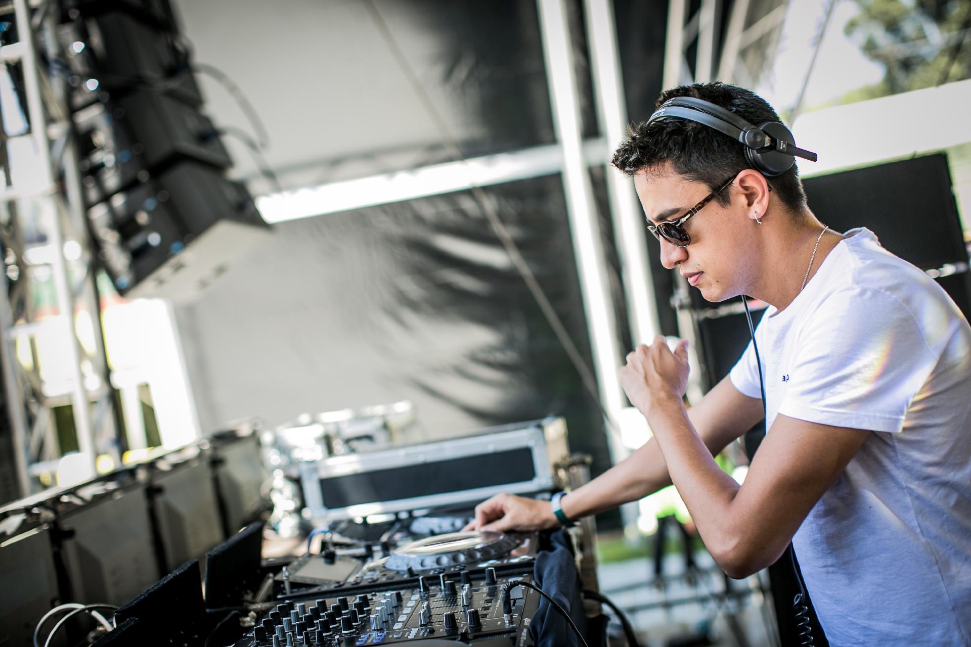 O DJ Léo Ruas se apresenta no primeiro dia de CarnaUOL, no Estádio do Canindé, em São Paulo - Bruno Santos/UOL