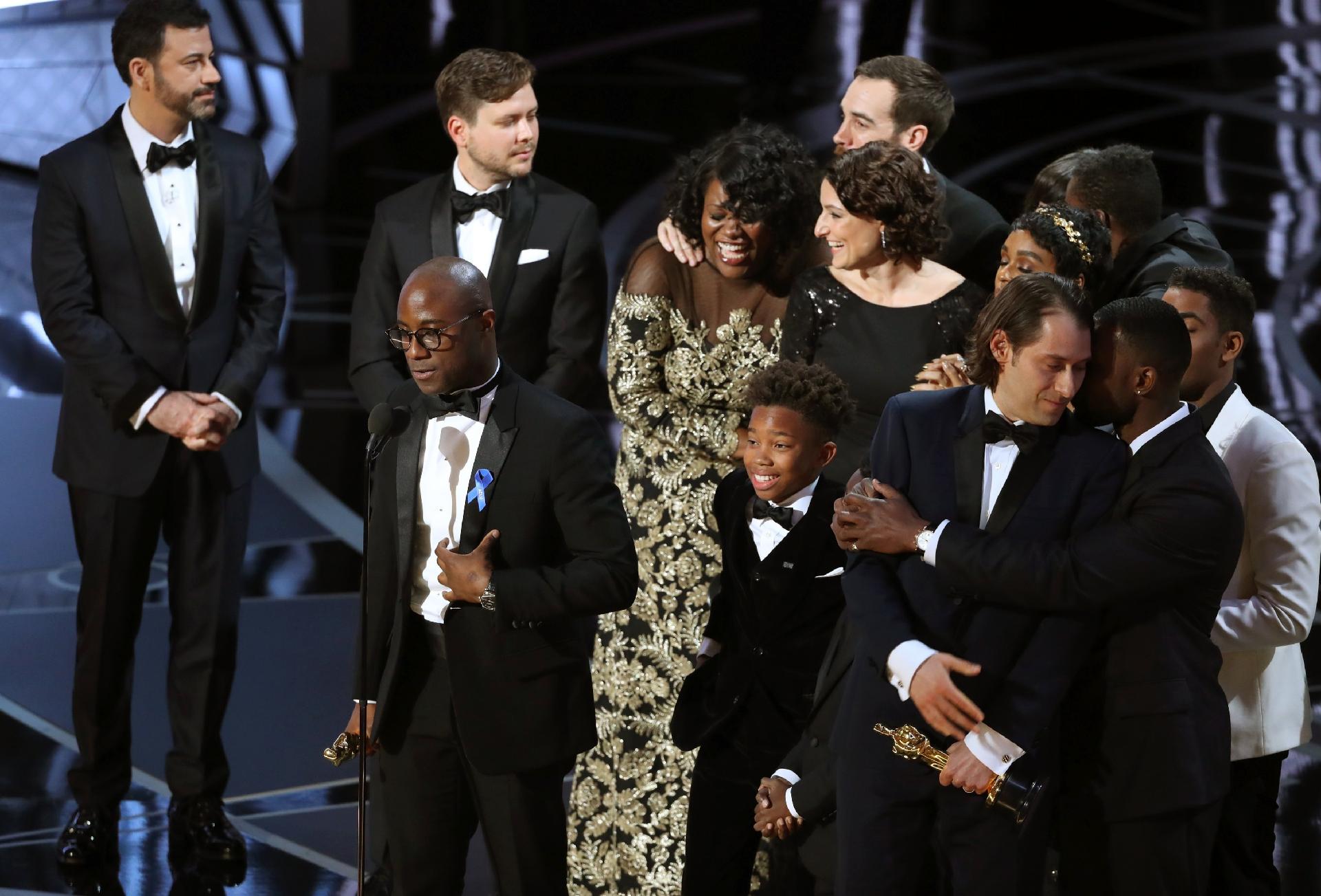 Barry Jenkins, diretor de "Moonlight", segura a estatueta de melhor filme à frente de Jimmy Kimmel e ao lado da produtora Adele Romanski - Lucy Nicholson/Reuters