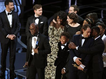 Barry Jenkins, diretor de "Moonlight", segura a estatueta de melhor filme à frente de Jimmy Kimmel e ao lado da produtora Adele Romanski - Lucy Nicholson/Reuters