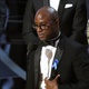 Barry Jenkins, diretor de "Moonlight", segura a estatueta de melhor filme à frente de Jimmy Kimmel e ao lado da produtora Adele Romanski - Lucy Nicholson/Reuters