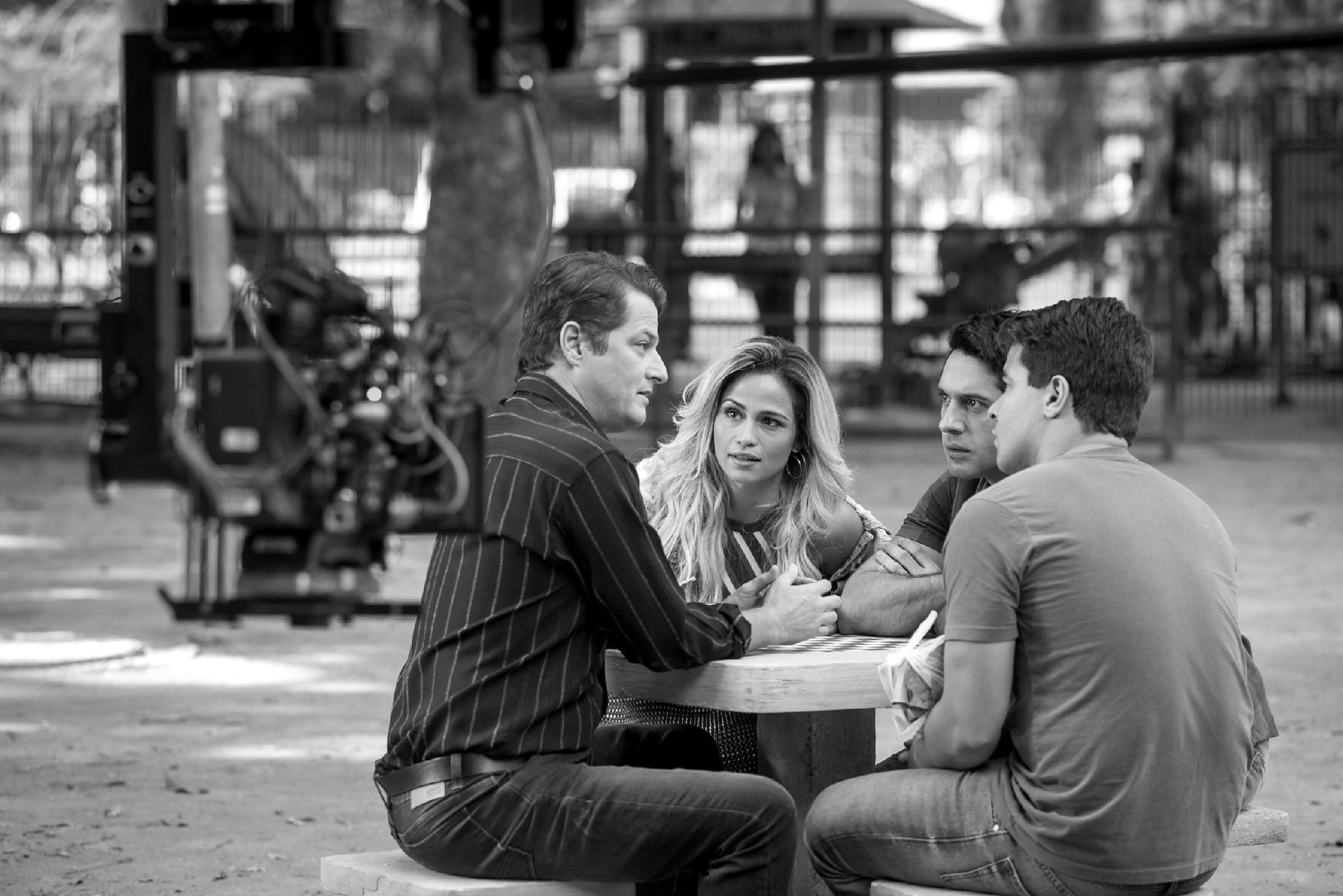 pega ladrão - O bando que assalta o hotel de "Pega Ladrão": o concierge Malagueta (Marcelo Serrado), o garçom Julio (Thiago Martins) e o casal formado pela camareira Sandra Helena (Nanda Costa) e o recepcionista Agnaldo (João Baldasserini - Divulgação/TV Globo