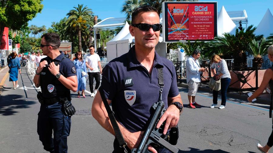 Policiais patrulham frente do palácio dos festivais que abrigará o Festival de Cannes - Alberto Pizzoli/AFP