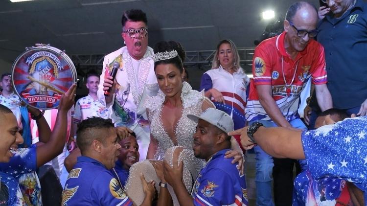 Três ritmistas da União da Ilha tiveram que fazer muita força para conseguir carregar Gracyanne Barbosa nos braços - Anderson Borde - Anderson Borde