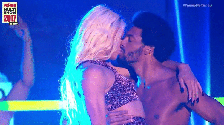 Pabllo Vittar beija dançarino durante Prêmio Multishow - Reprodução - Reprodução