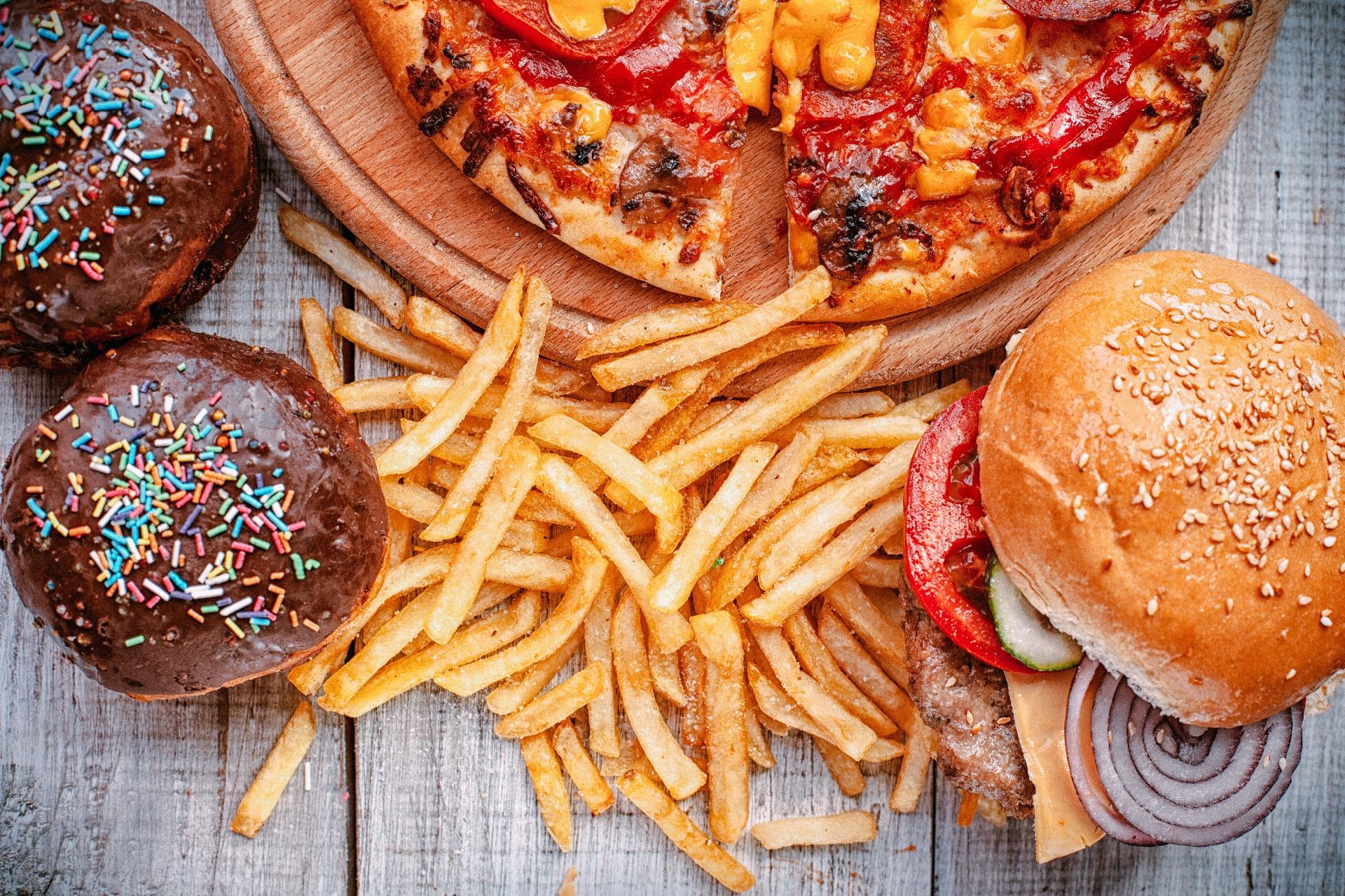 Alimentos gordurosos como Pizza e Hambúrguer podem afetar remédios para cardíacos (Foto Reprodução/Uol)