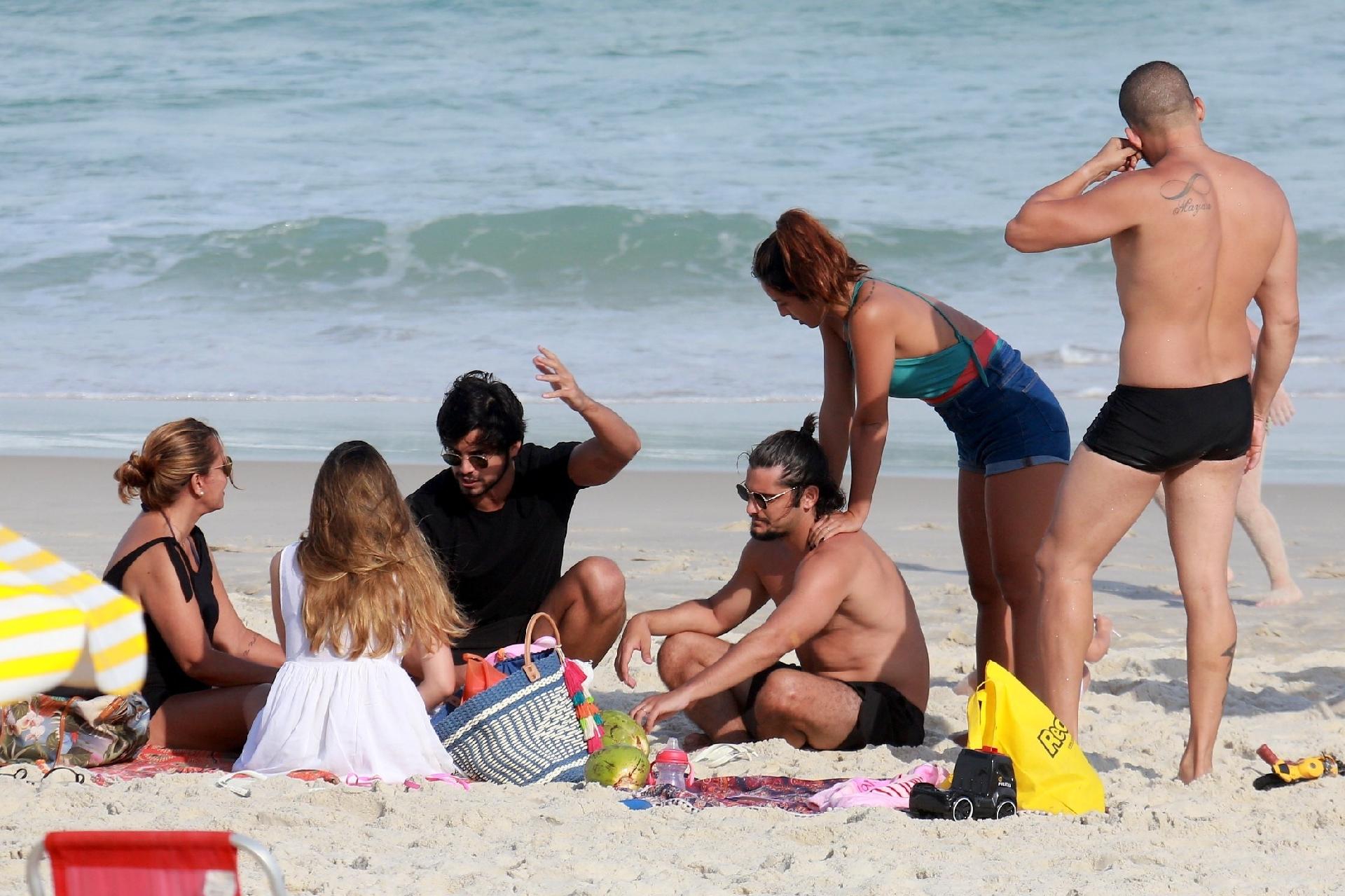 Yanna Lavigne faz massagem em Bruno Gissoni na praia - AgNews