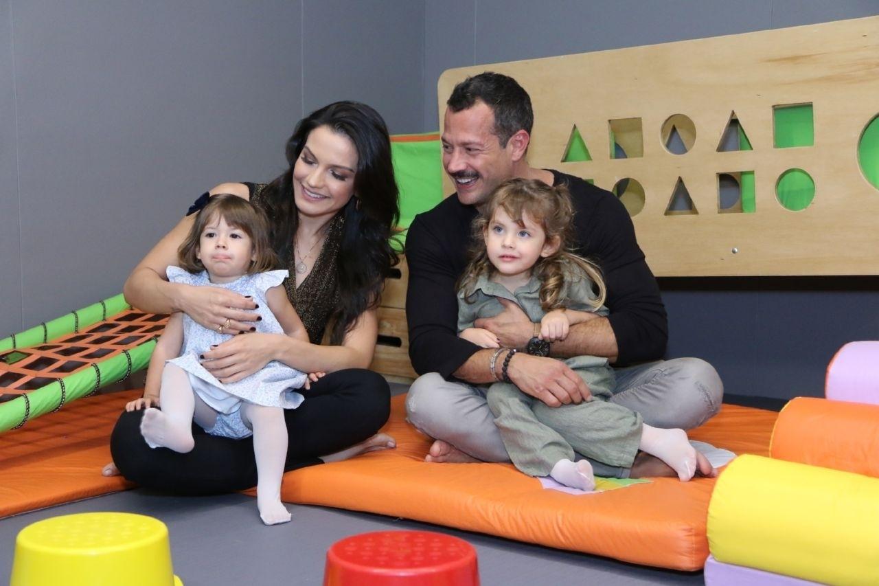 Kyra Gracie e Malvino Salvador posam com as filhas Kyara, 1 ano, e Ayra, de 3 anos, na inauguração da academia de jiu-jitsu Gracie Kore na Barra da Tijuca, zona oeste do Rio - Daniel Pinheiro/AgNews