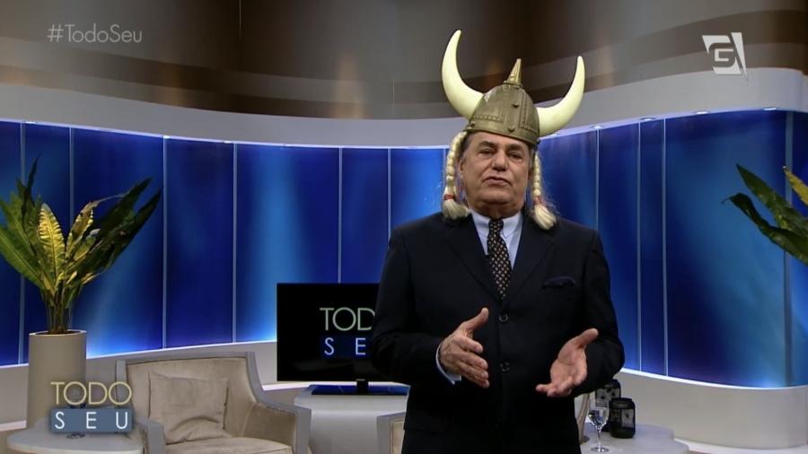 Ronnie Von apresenta o programa "Todo Seu", na Gazeta, vestindo um chapéu viking - Reprodução/TV Gazeta