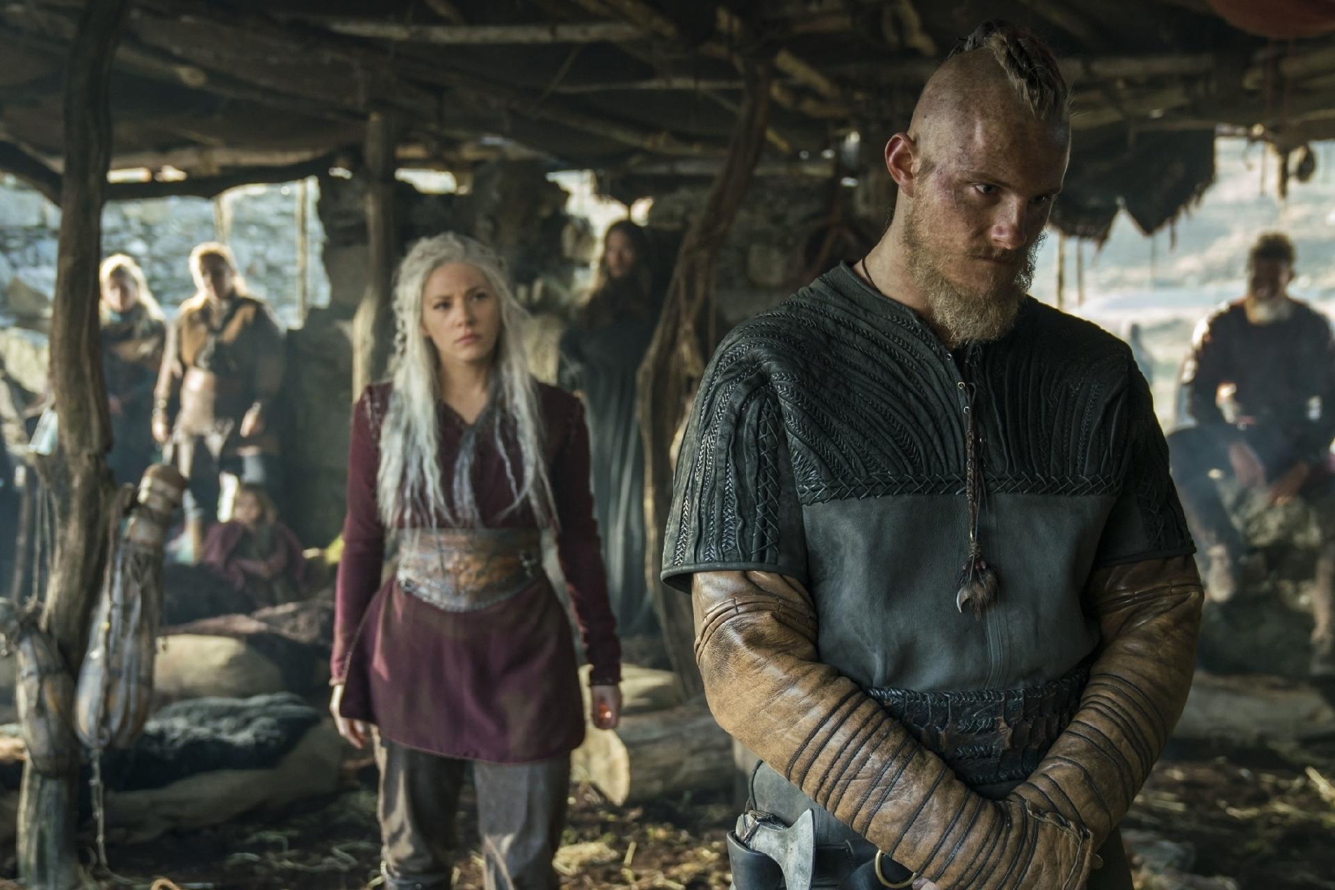 Lagertha (Katheryn Winnick) e Bjorn (Alexander Ludwig) aparecem em cena do 11º episódio da 5ª temporada de "Vikings" - Divulgação