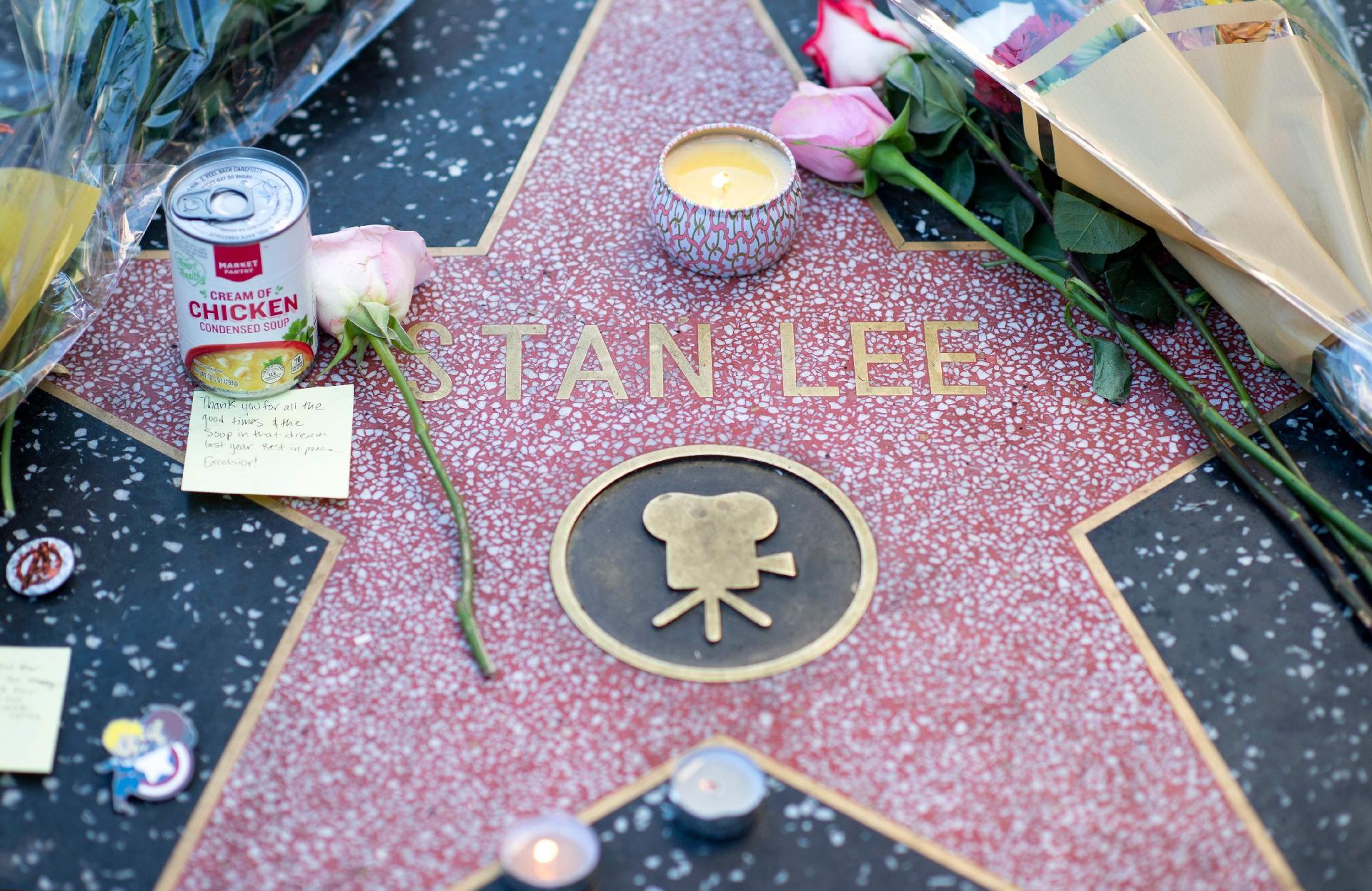 Fã de Stan Lee prestam homenagem ao quadrinista deixando flores e bilhetes em sua estrela na Calçada da Fama de Hollywood, na Califórnia - Valerie Macon/AFP