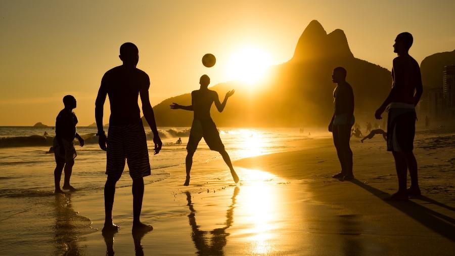 Pôr do sol na praia de Ipanema, no Rio de Janeiro - Getty Images
