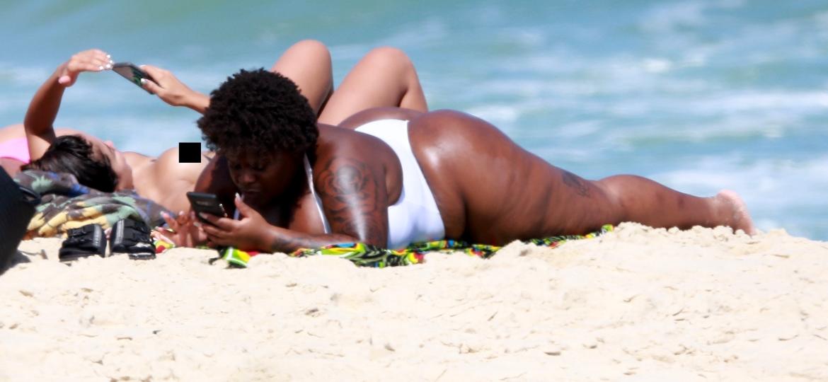 Anitta faz topless ao lado de Jojo Todynho em praia no Rio - Dilson Silva/AgNews