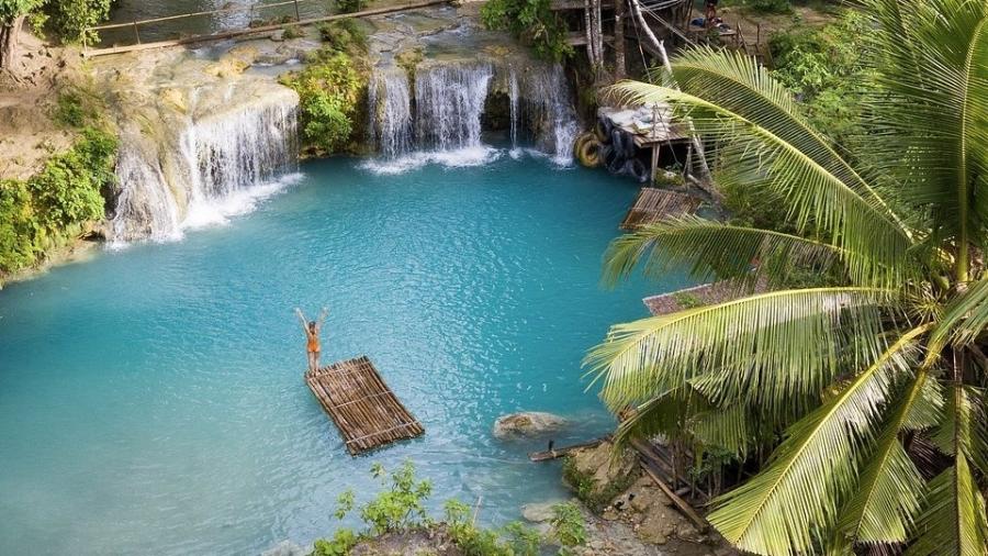 Foto em cachoeira na Ilha de Siquijor, nas Filipinas - Carles Alonso/Agora Images