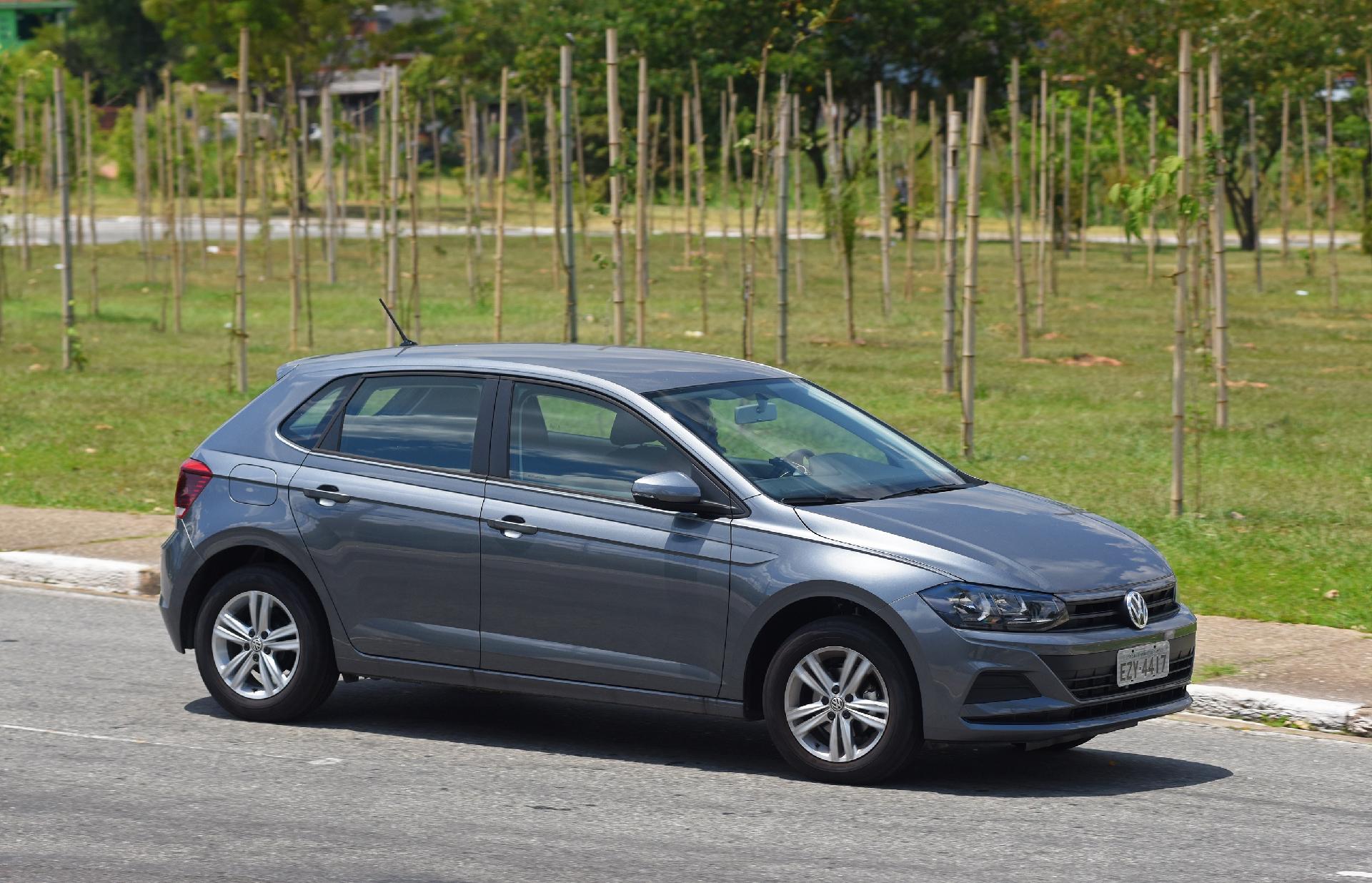 VW Polo x Fiat Argo: qual se sai melhor no duelo de versões básicas